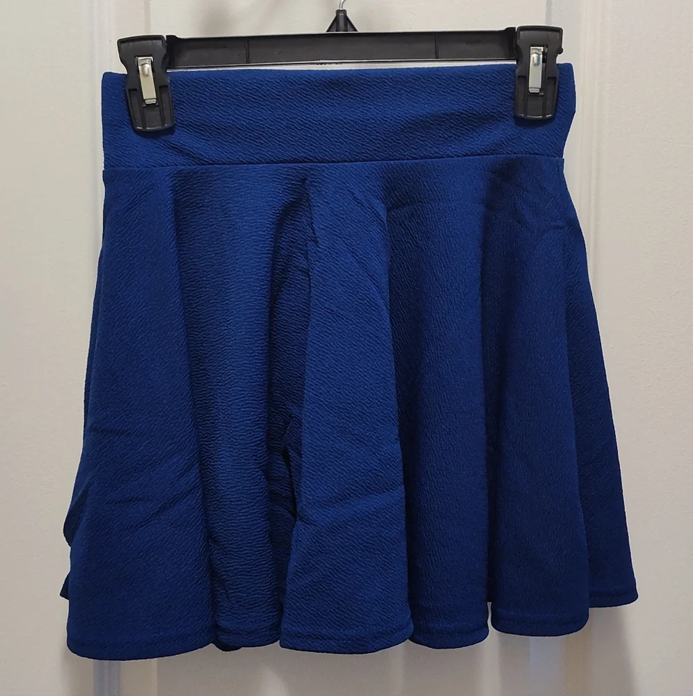 3 smooth waisted short pleated skater skirts (no shorts underneath) never worn - Picture 2 of 8